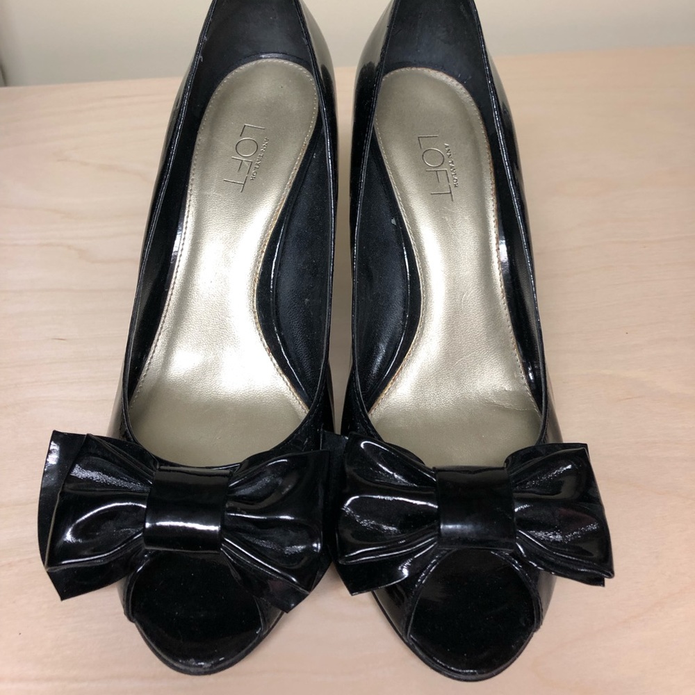 Loft patent leather bow heel
